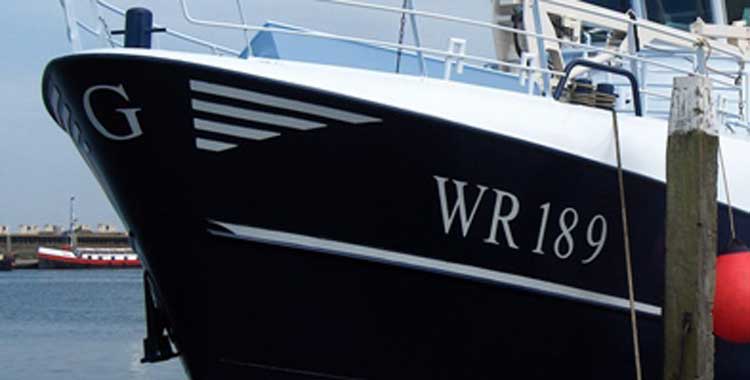 Bow lettering and stripes of the Grietje, modelled with the owner